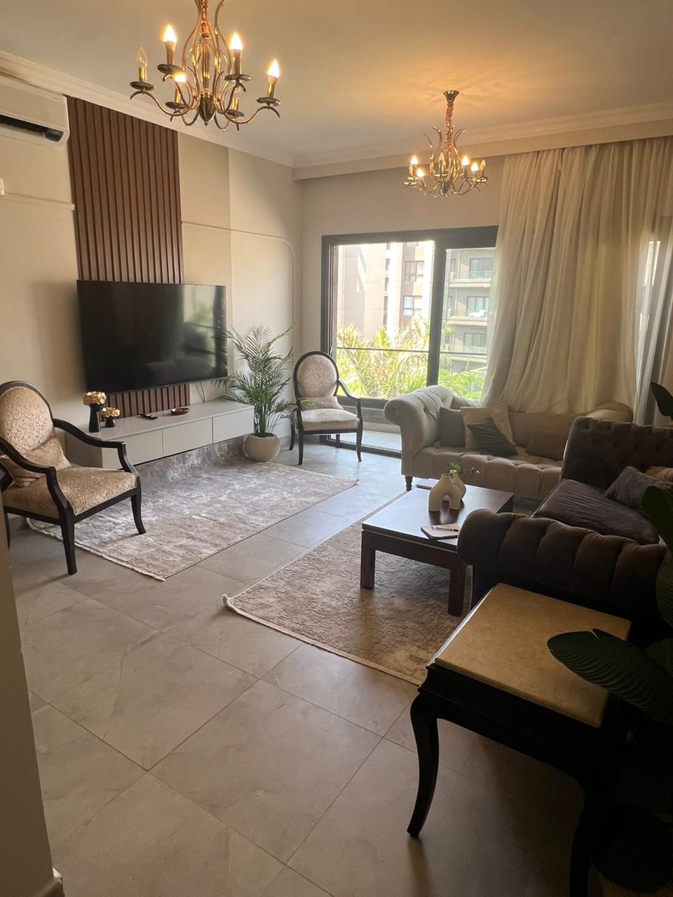 شقة في مدينتي 130 م2 للإيجار مفروش على بحيرات تشطيب خاص 45,000 ج 